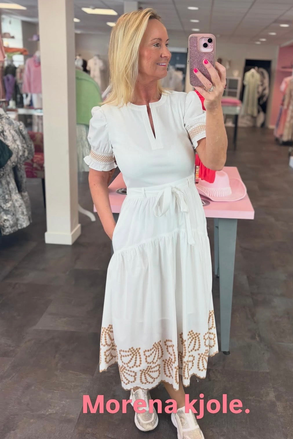 Hvit midi med beige print