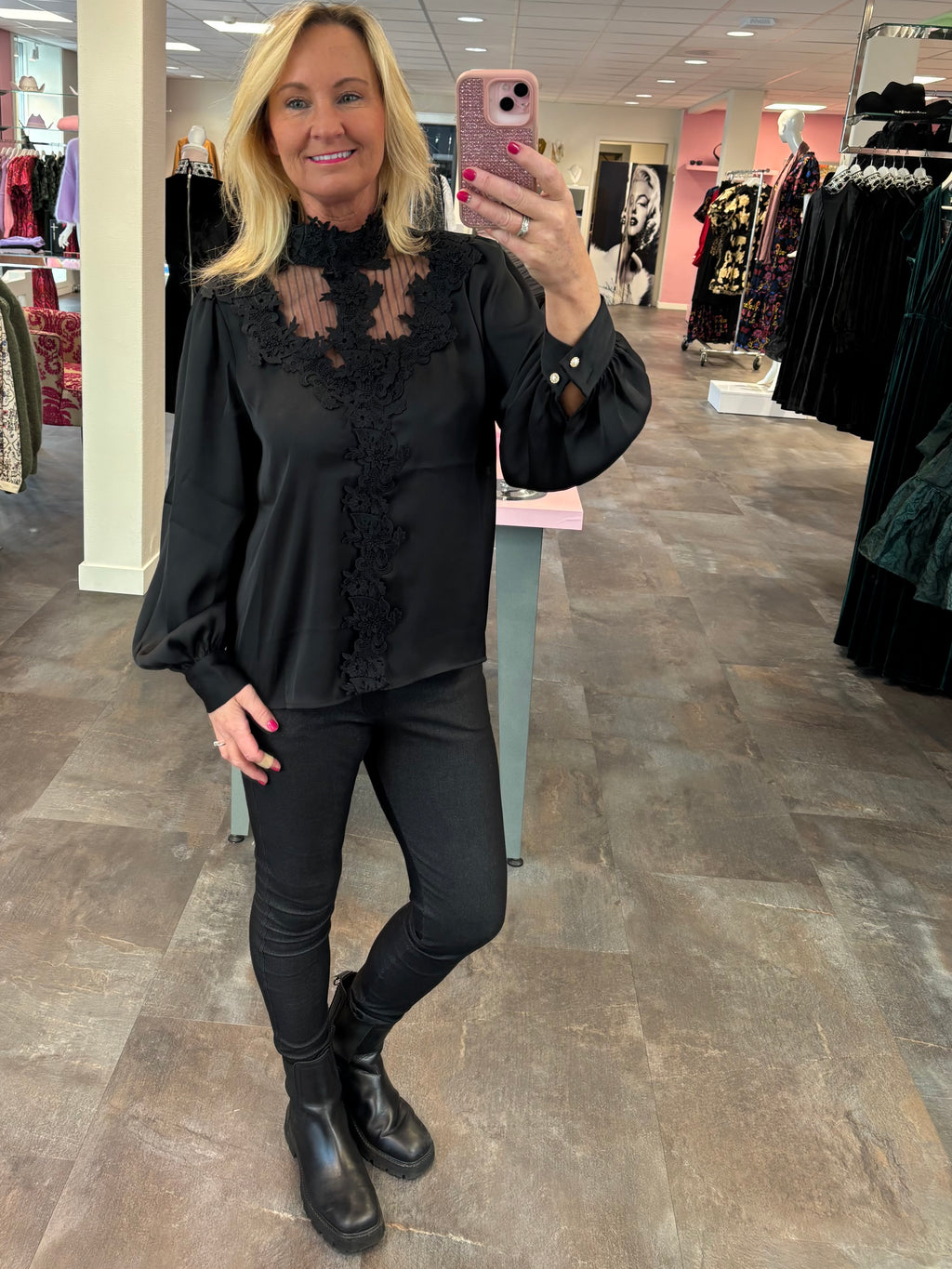 Sort bluse med mock neck