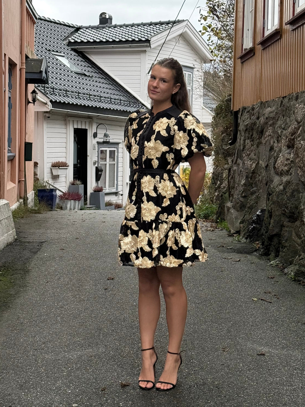Mini kjole med gull blomster