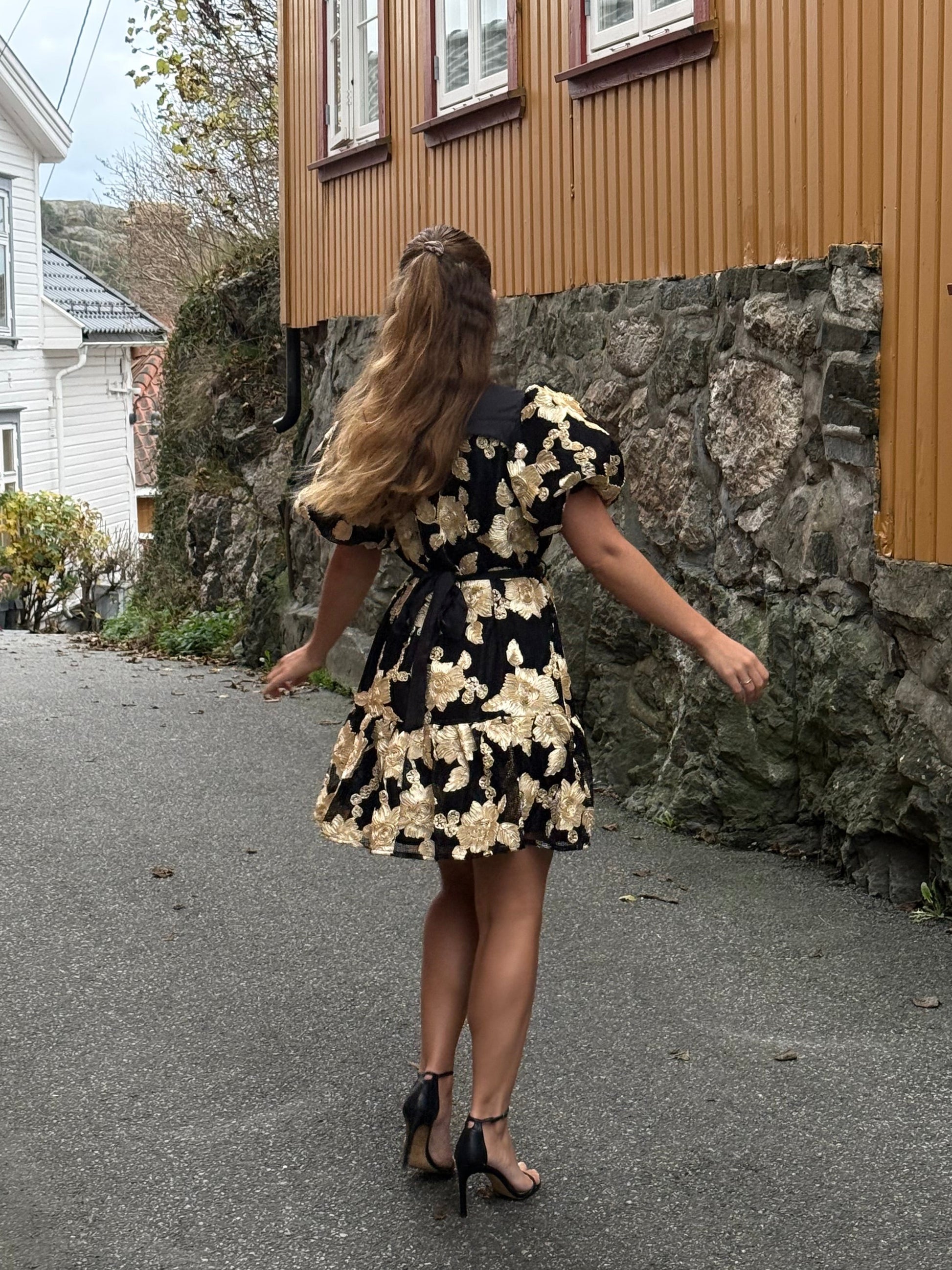 Mini kjole med gull blomster