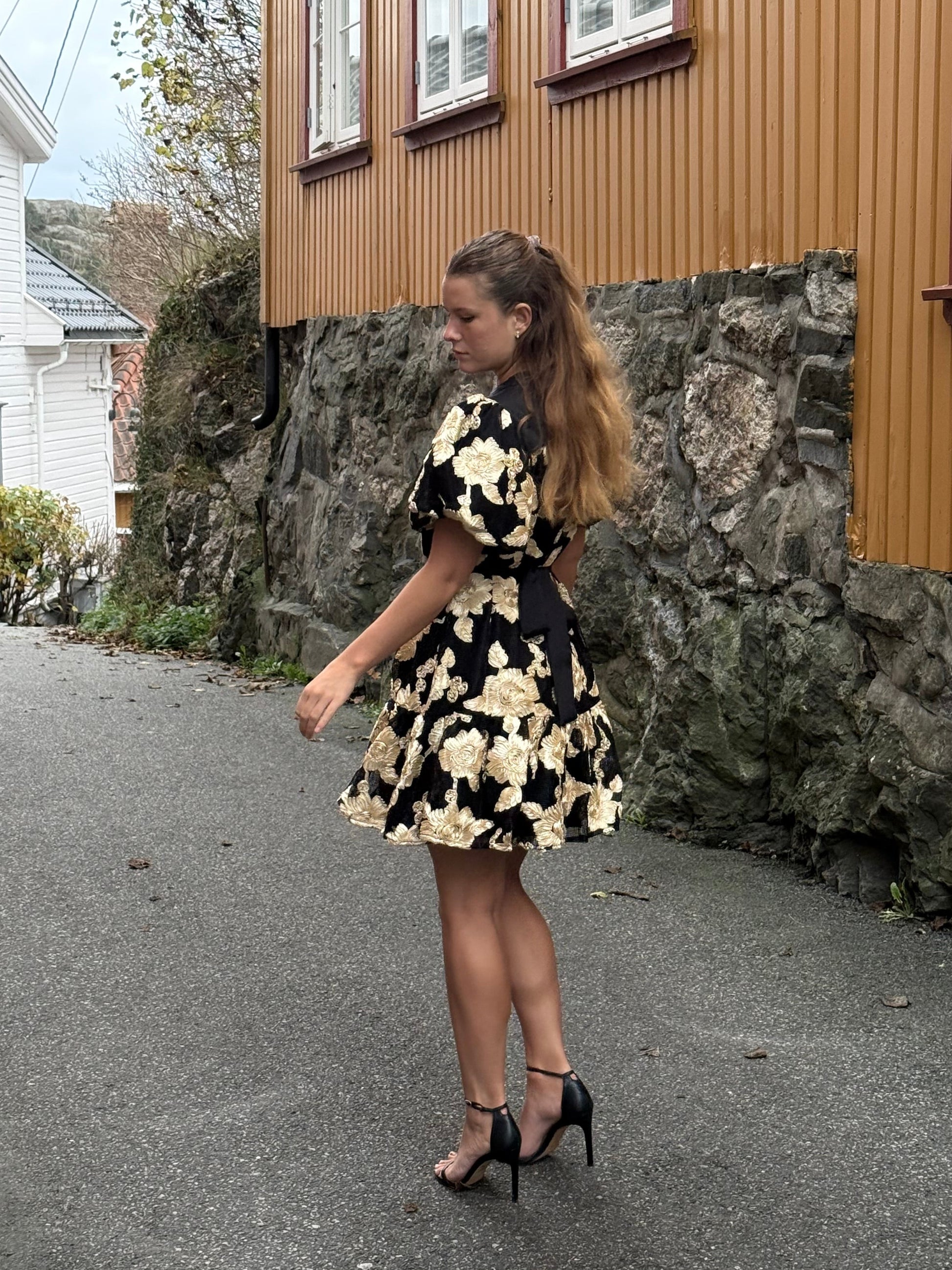 Mini kjole med gull blomster