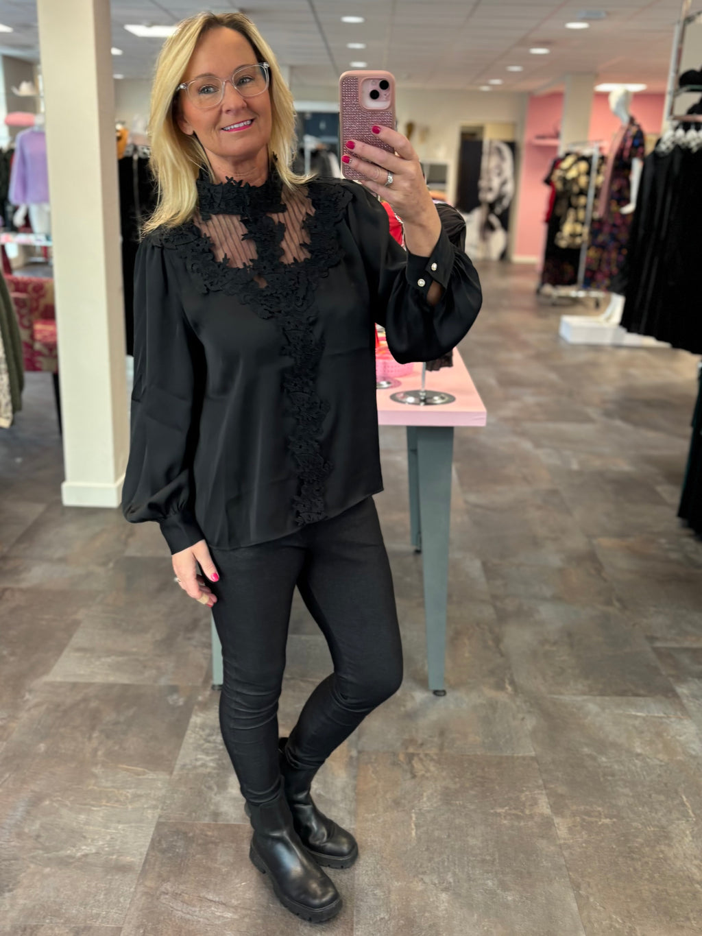 Sort bluse med mock neck