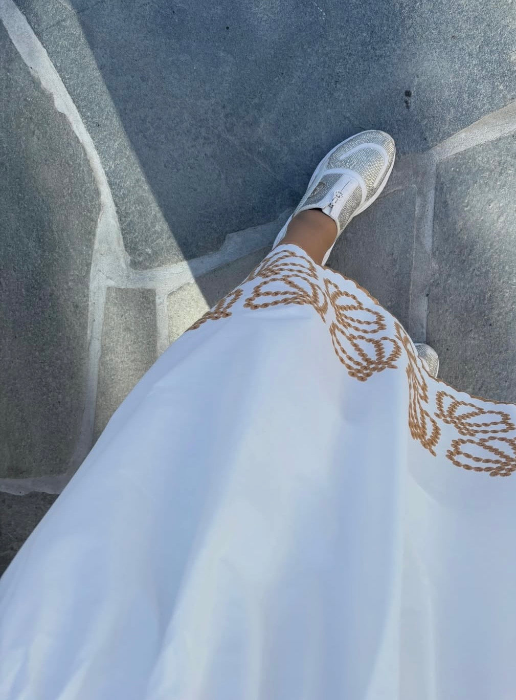 Hvit midi med beige print