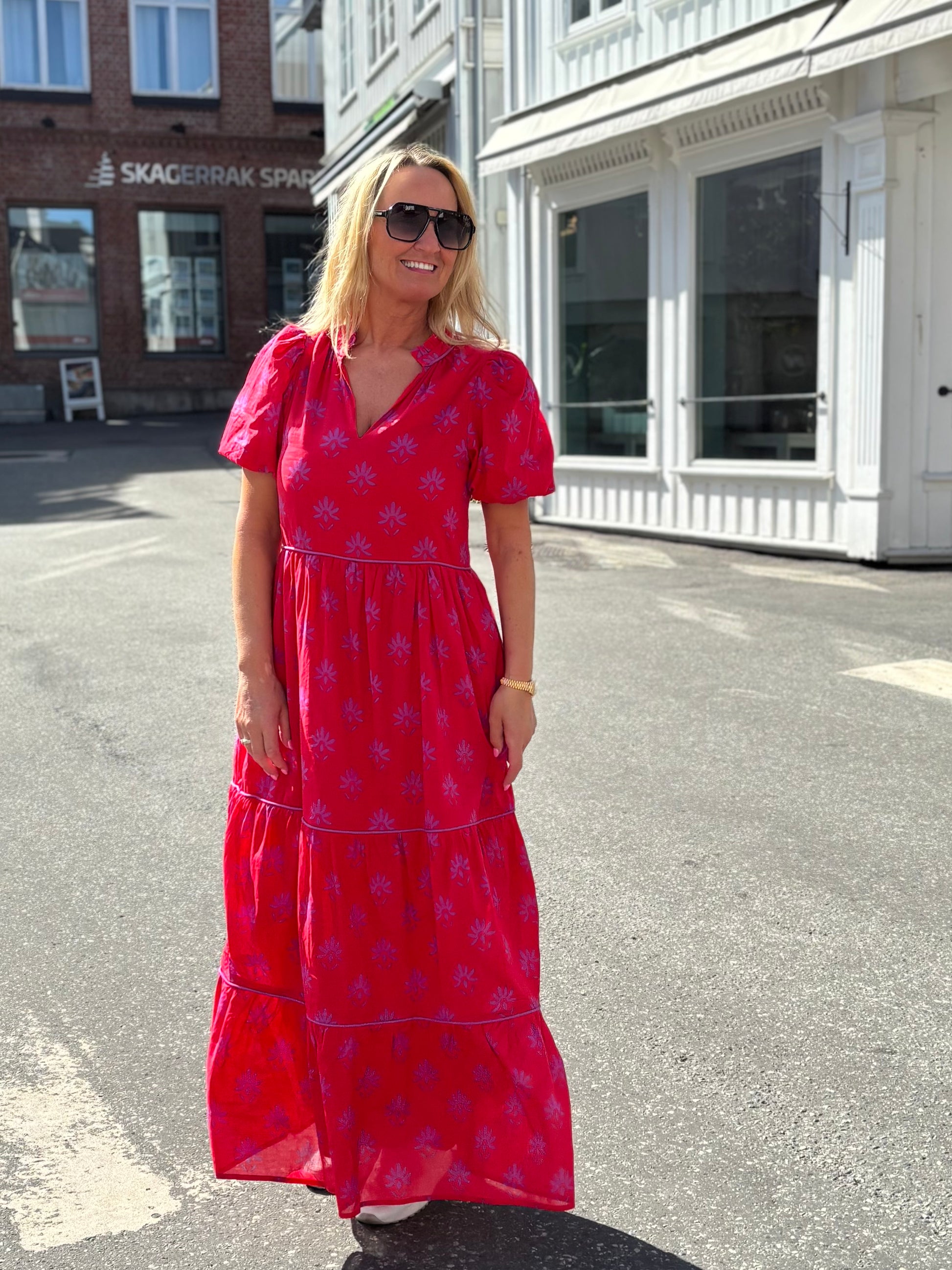 Rød maxi kjole med lilla blomster