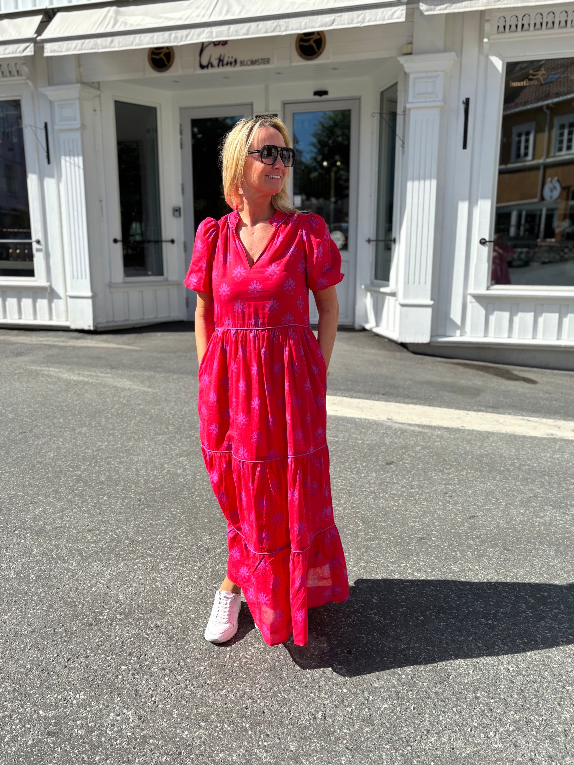 Rød maxi kjole med lilla blomster