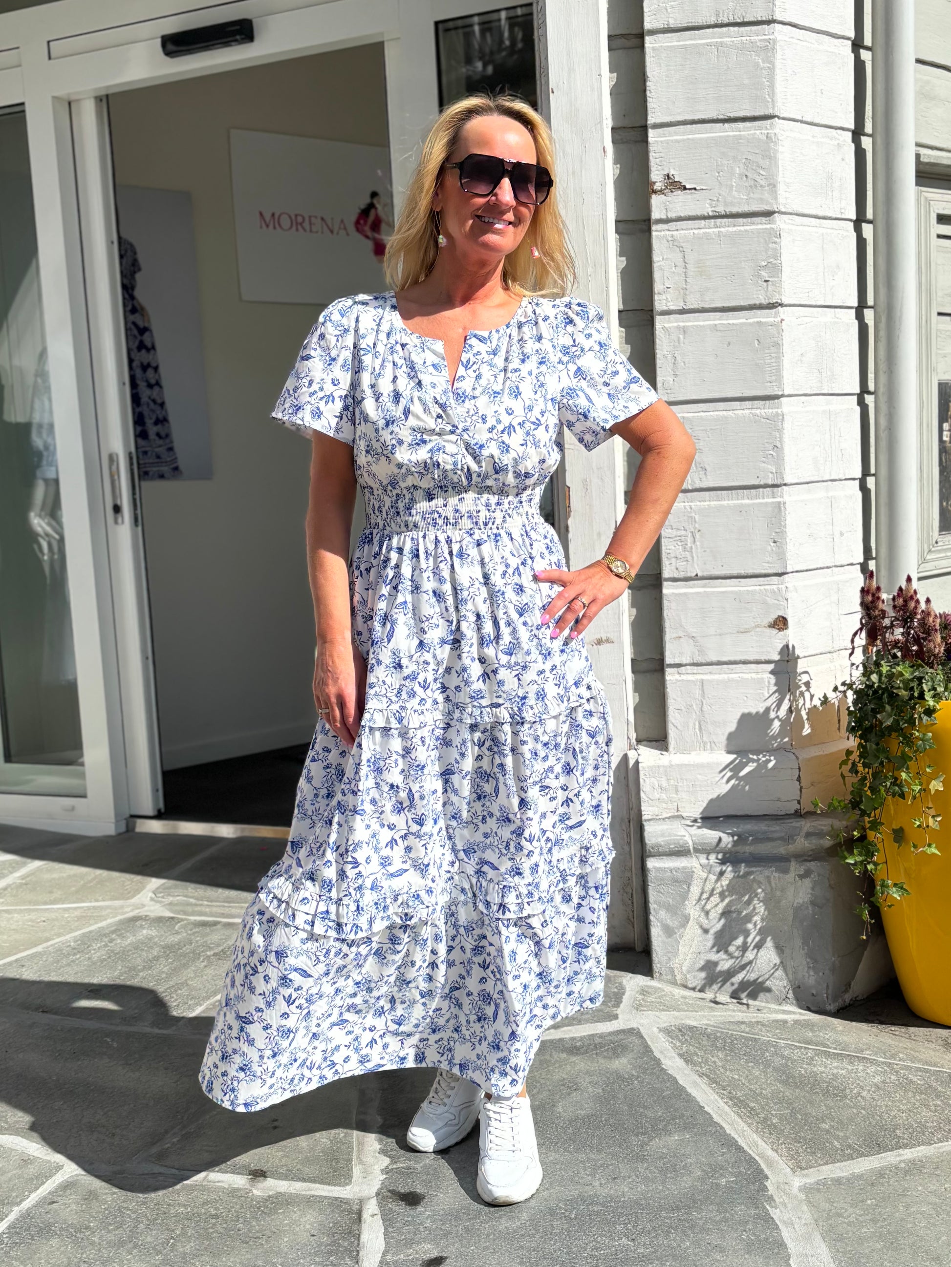 Hvit kjole med blå blomster