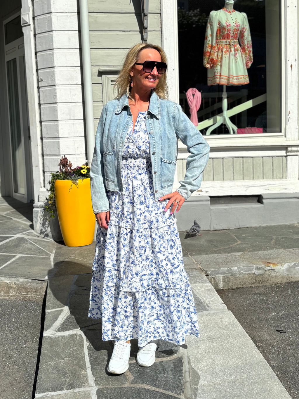 Hvit kjole med blå blomster