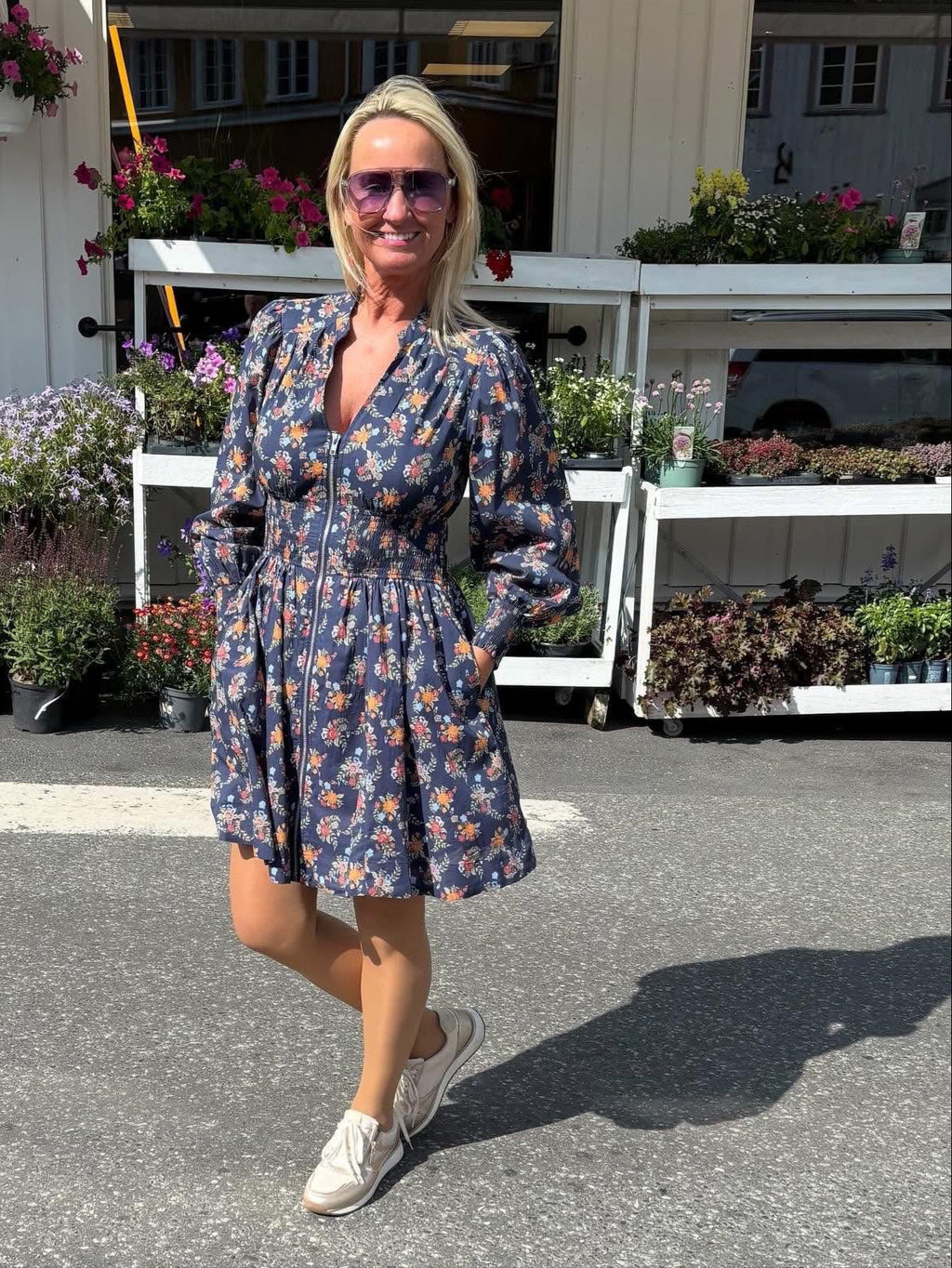 Marine blå ditsy kjole