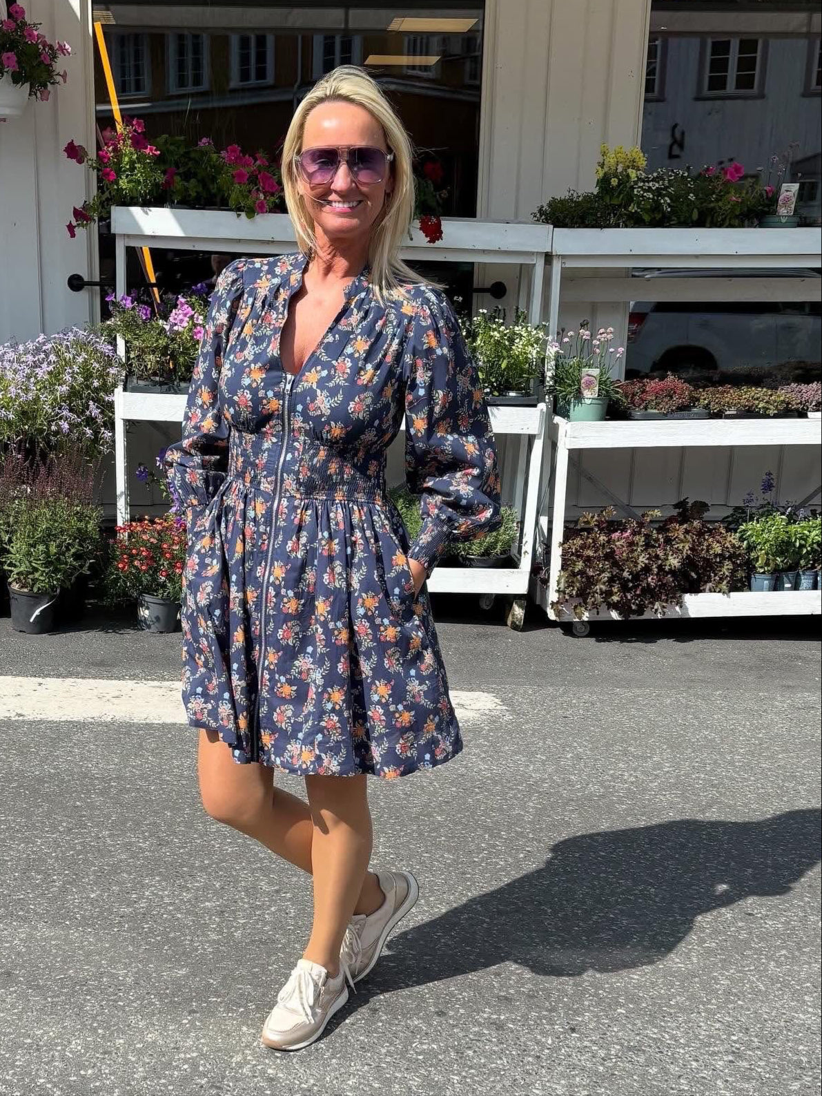 Marine blå ditsy kjole
