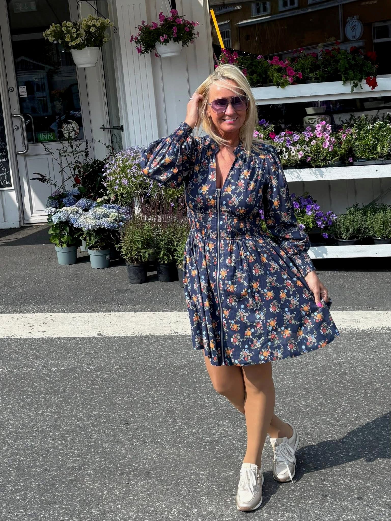 Marine blå ditsy kjole