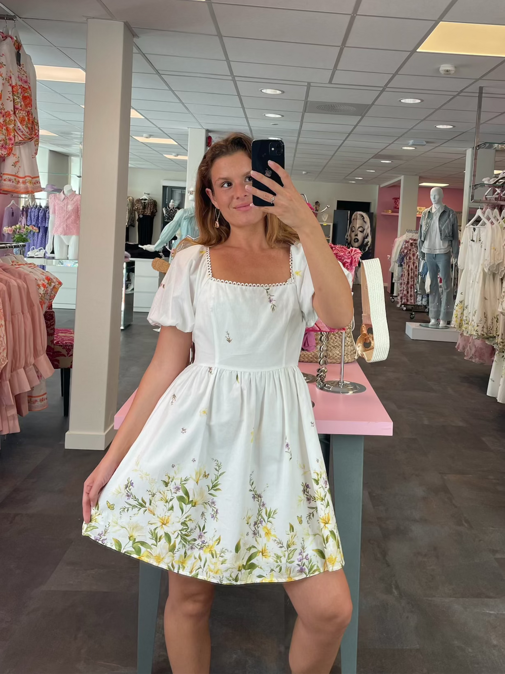 Kort kjole med gule blomster