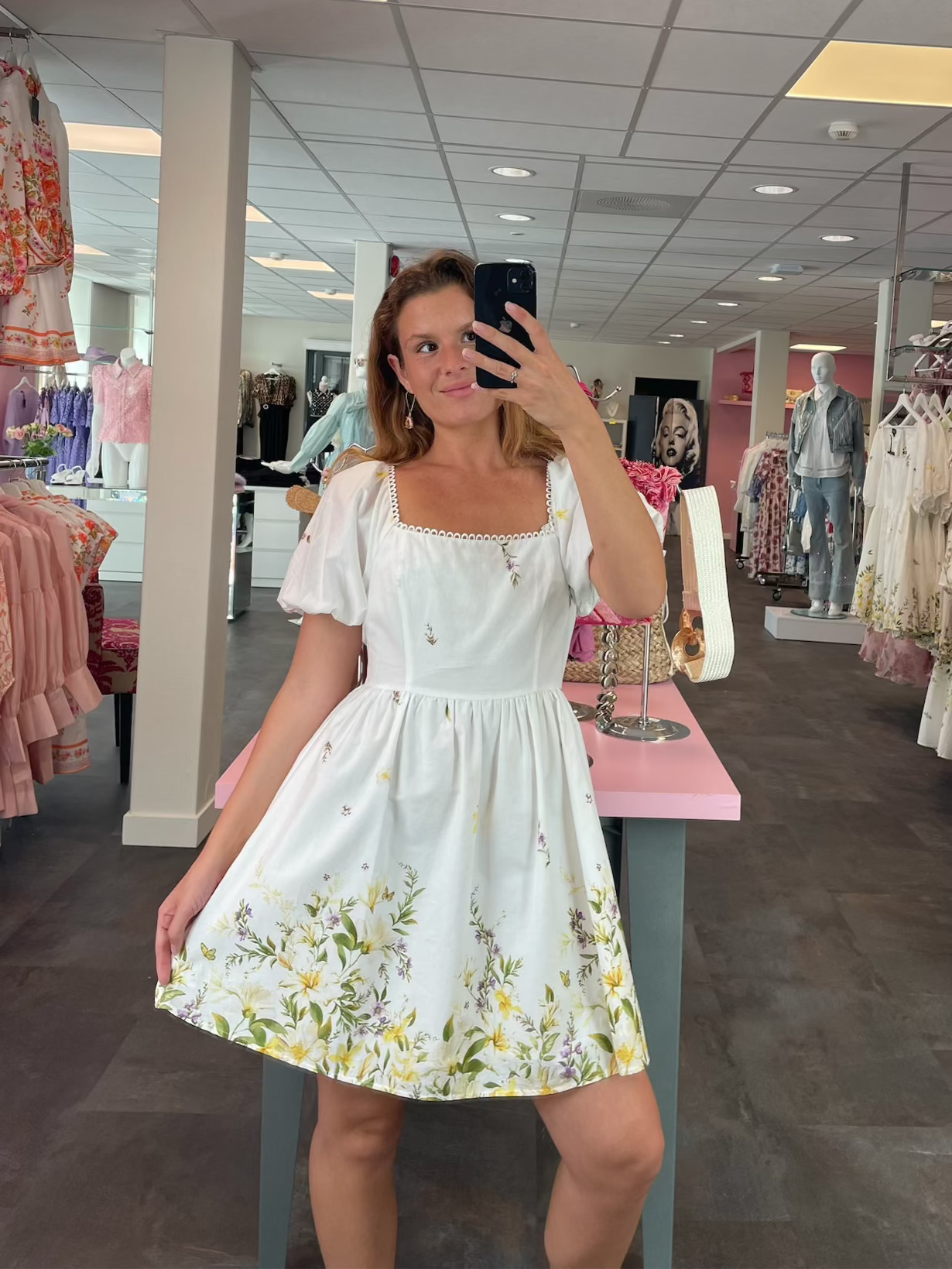 Kort kjole med gule blomster