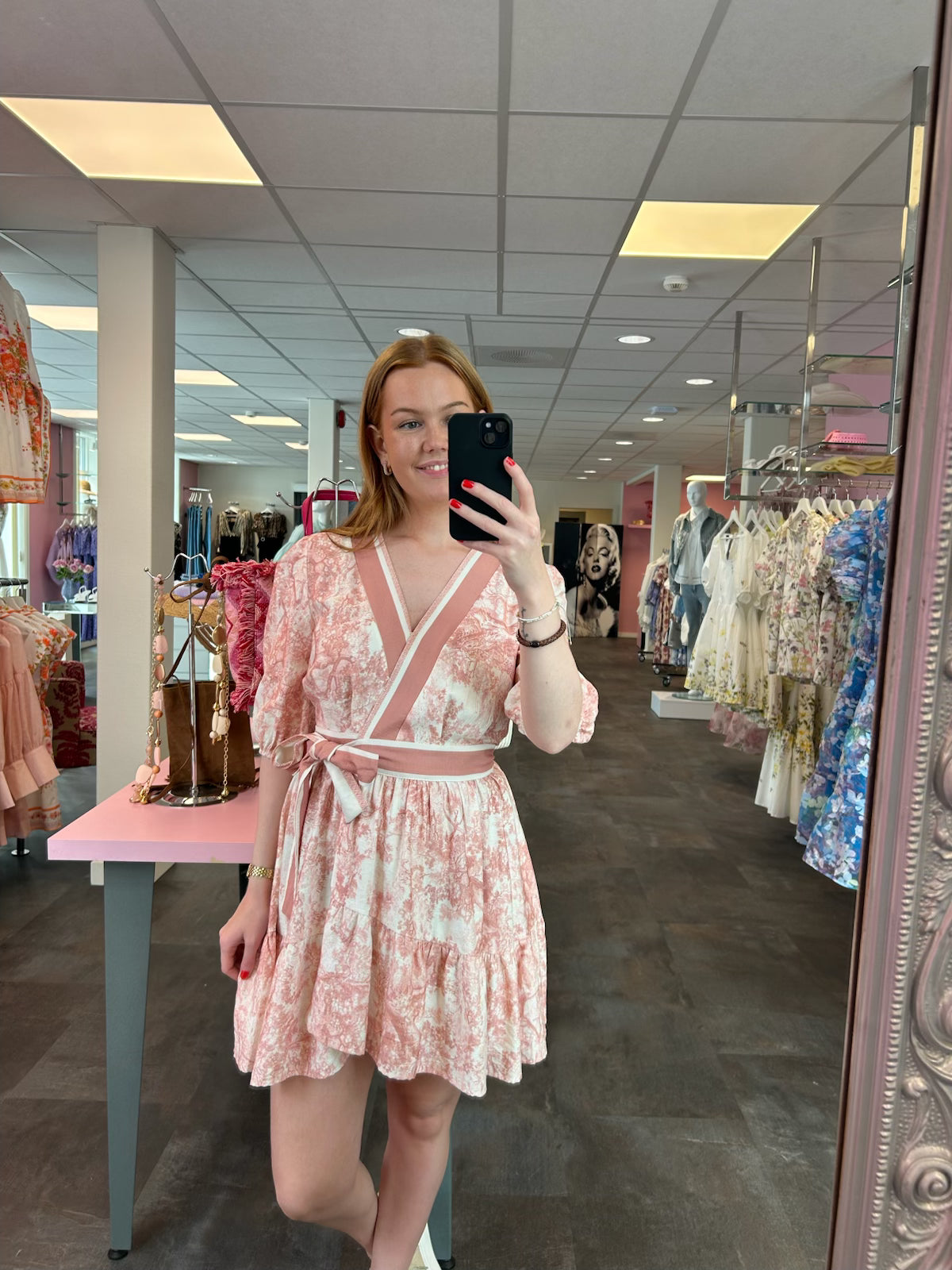 Kort kjole med rosa mønster