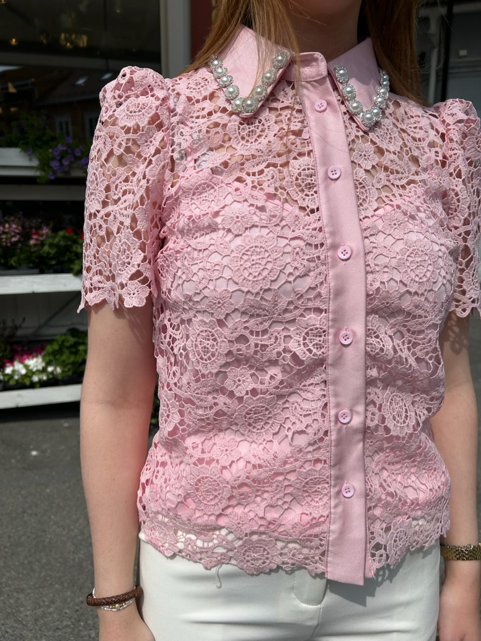 Blonde bluse med perle krage