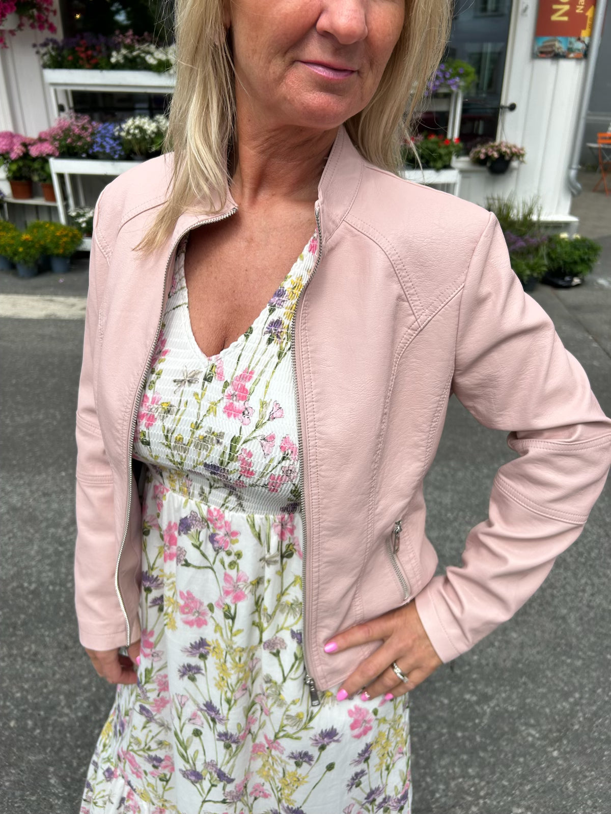 Rosa skinnjakke